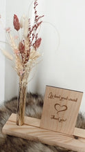 Afbeelding in Gallery-weergave laden, Plankje quote + boeketje droogbloemen.
